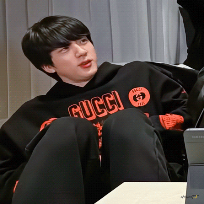 Foto aktivitas terbaru Jin (BTS)