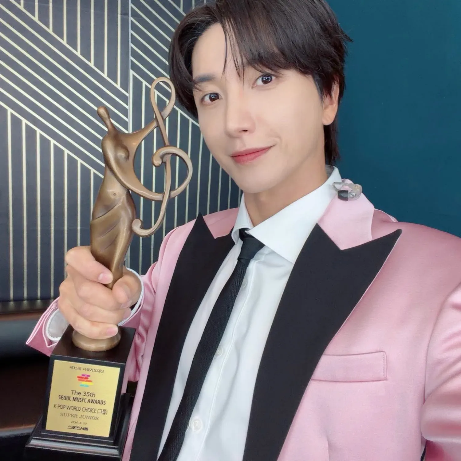 Behind-the-scenes cut of Super Junior