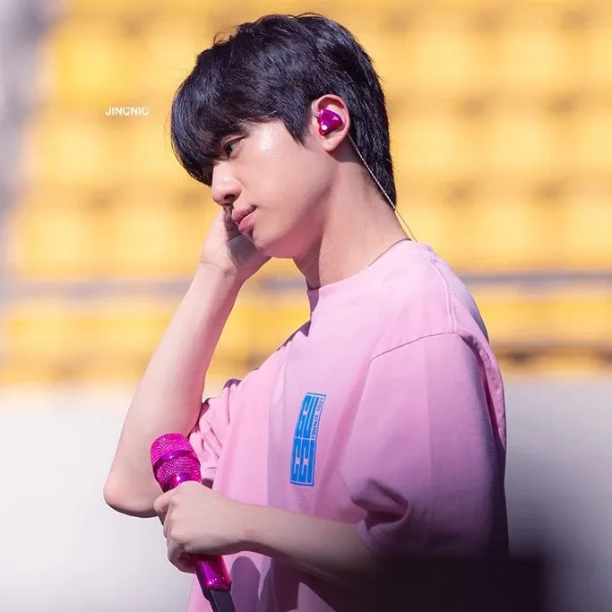 Foto aktivitas terbaru Jin (BTS)