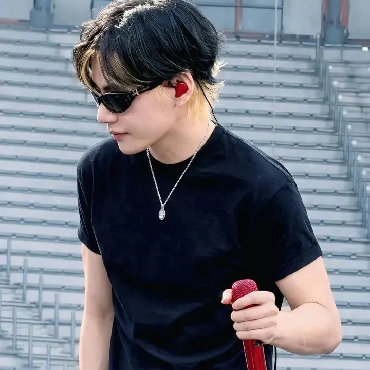 뷔 (방탄소년단)의 최신 사진
