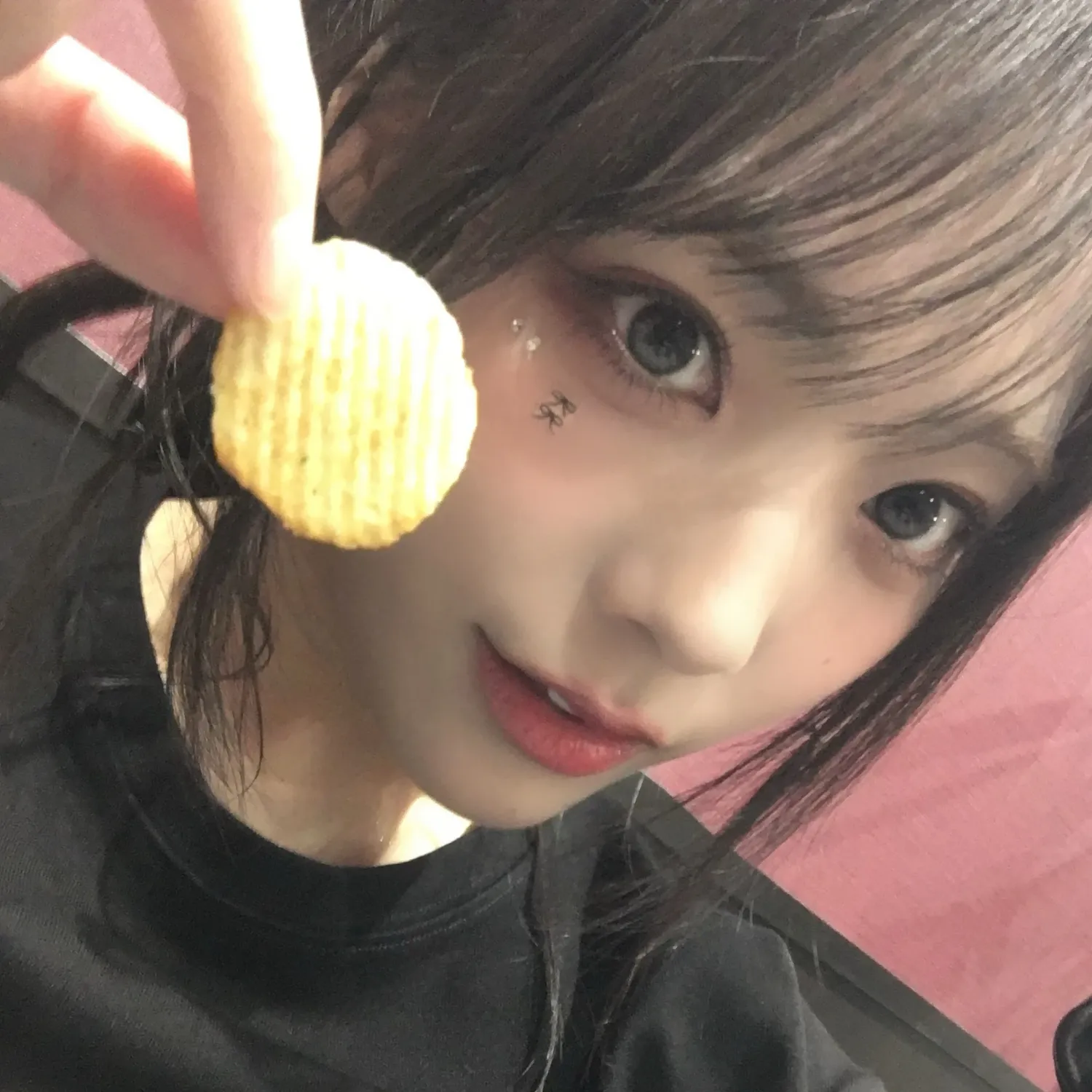 Behind-the-scenes cut of Siyeon (QWER)