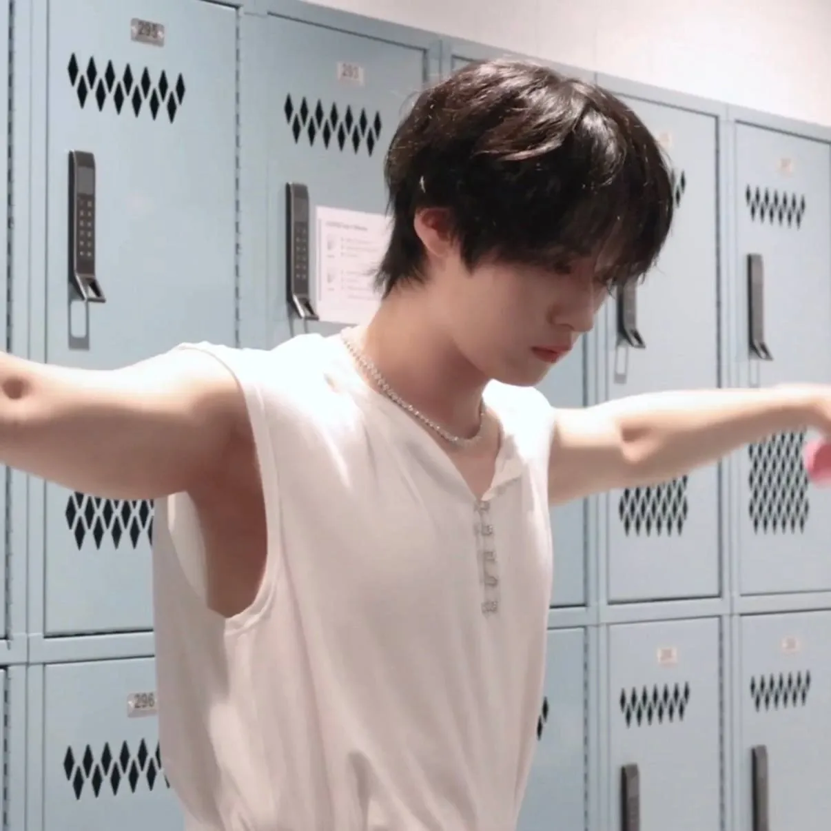 Latest photo of Lee Know (Stray Kids)