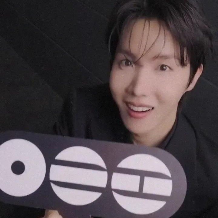 Foto terbaru j-hope (BTS)