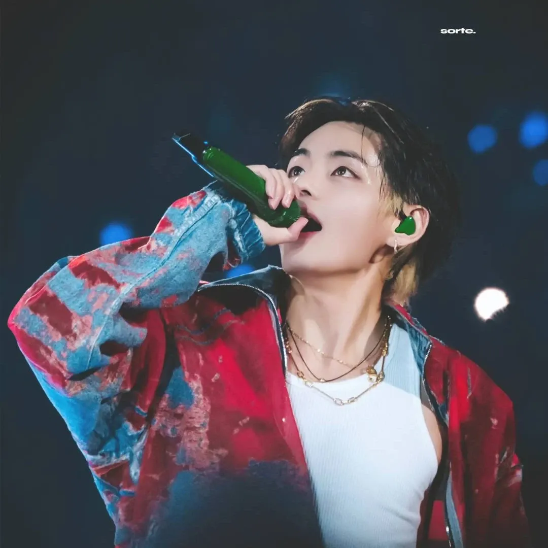 뷔 (방탄소년단) 최근 활동샷