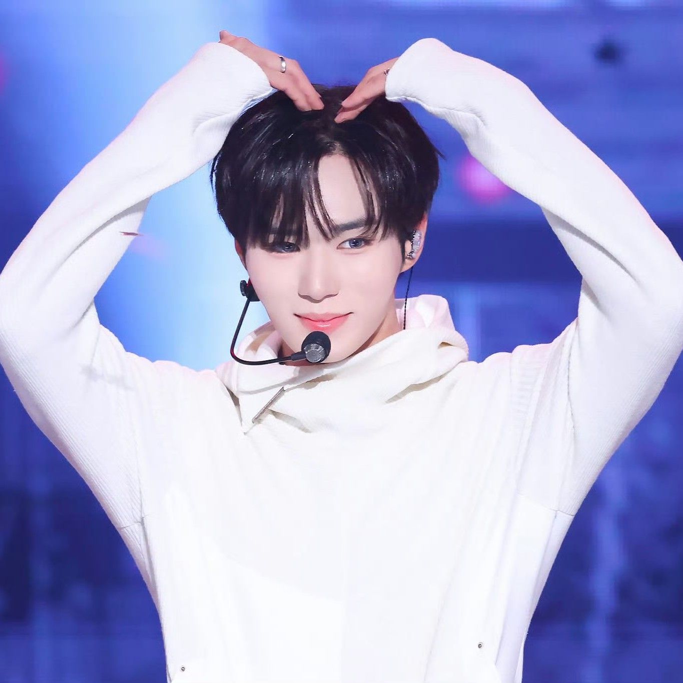 Behind-the-scenes cut of Kim Junseo (ALPHA DRIVE ONE)