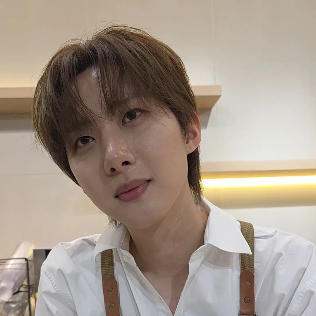 A moment captured by Hui (PENTAGON)'s fan