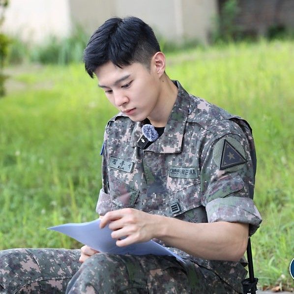 Behind-the-scenes cut of Kim Wooseok