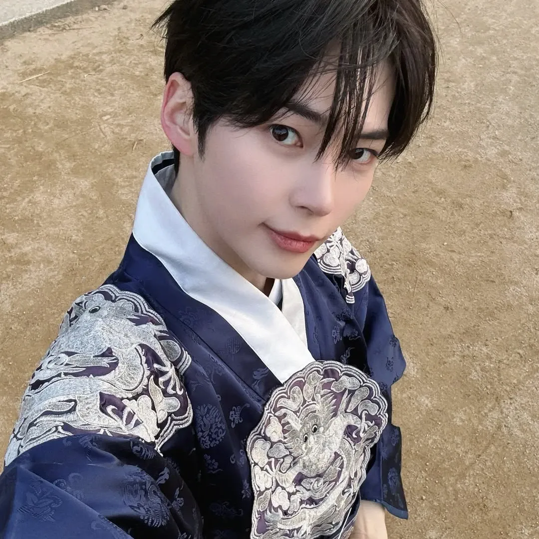 Potret di balik layar Sung Hanbin (ZEROBASEONE)