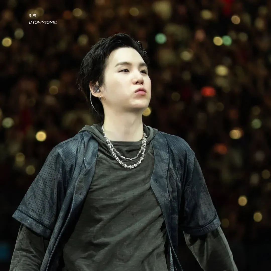 Foto aktivitas terbaru SUGA (BTS)
