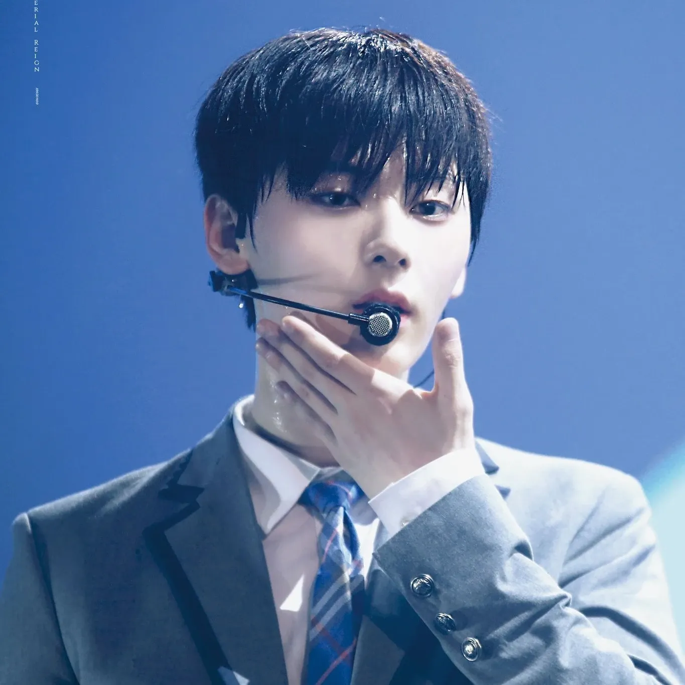 A moment captured by Hwang Minhyun's fan
