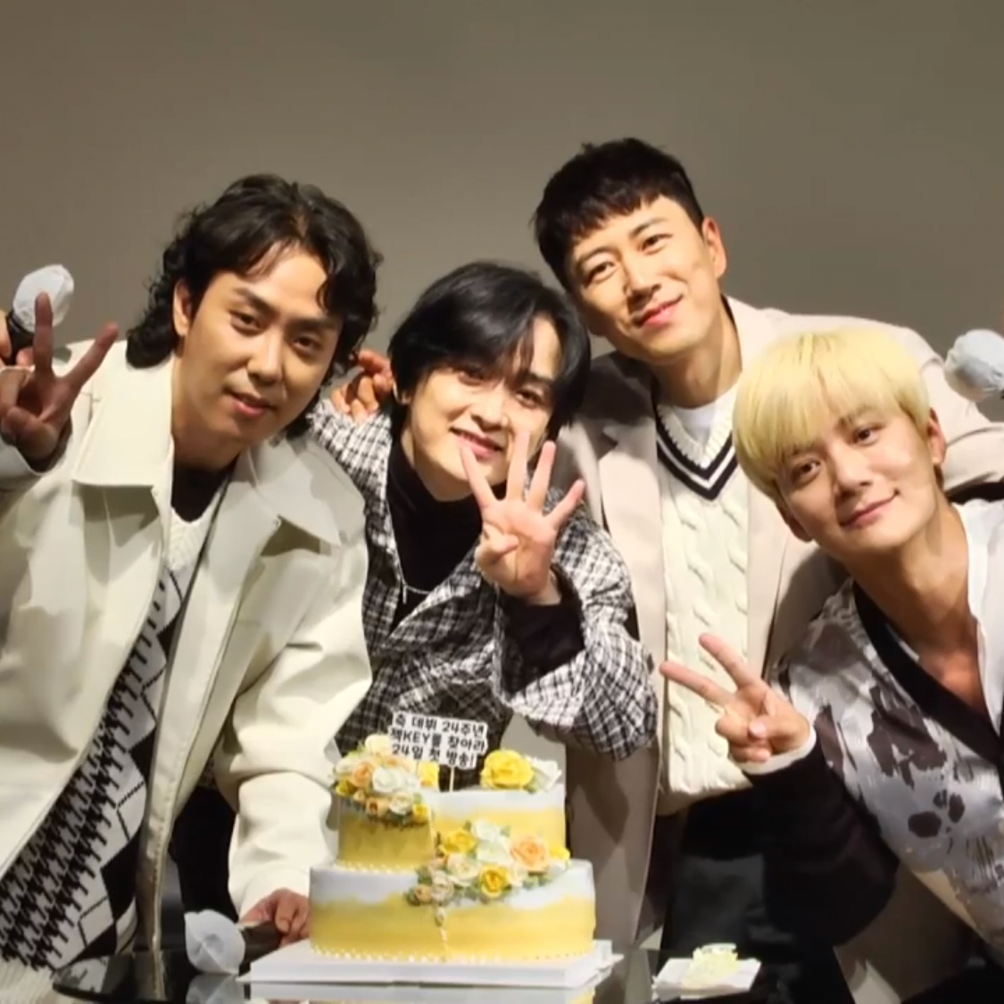 Latest photo of SECHSKIES