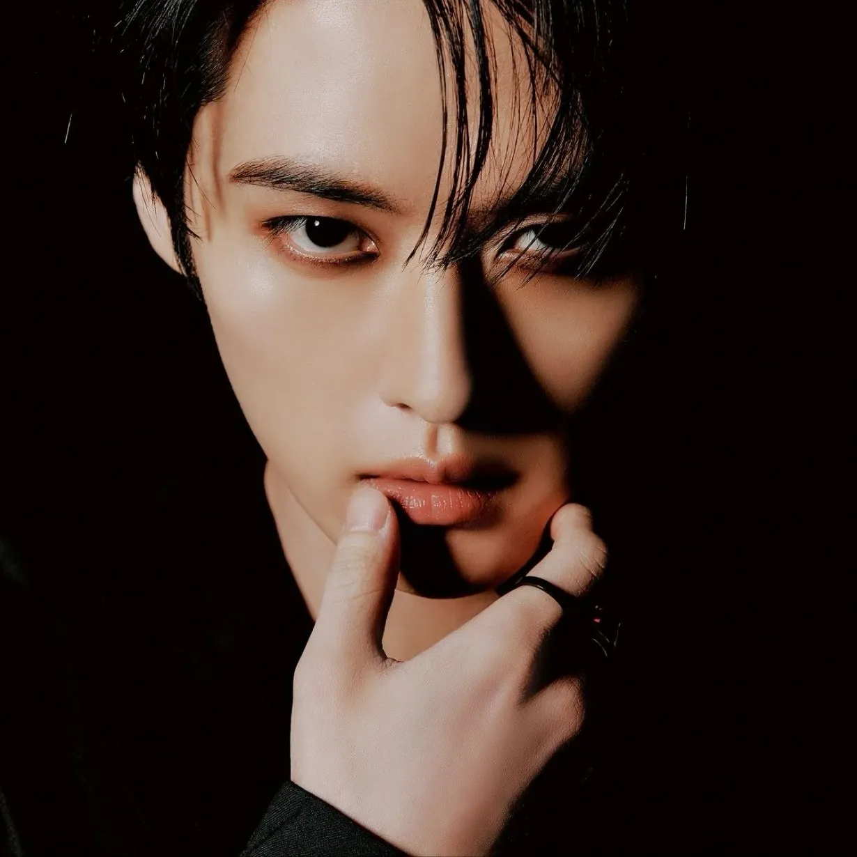 Latest photo of Lee Know (Stray Kids)