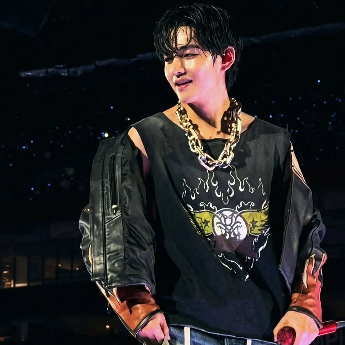 Behind-the-scenes cut of V (BTS)