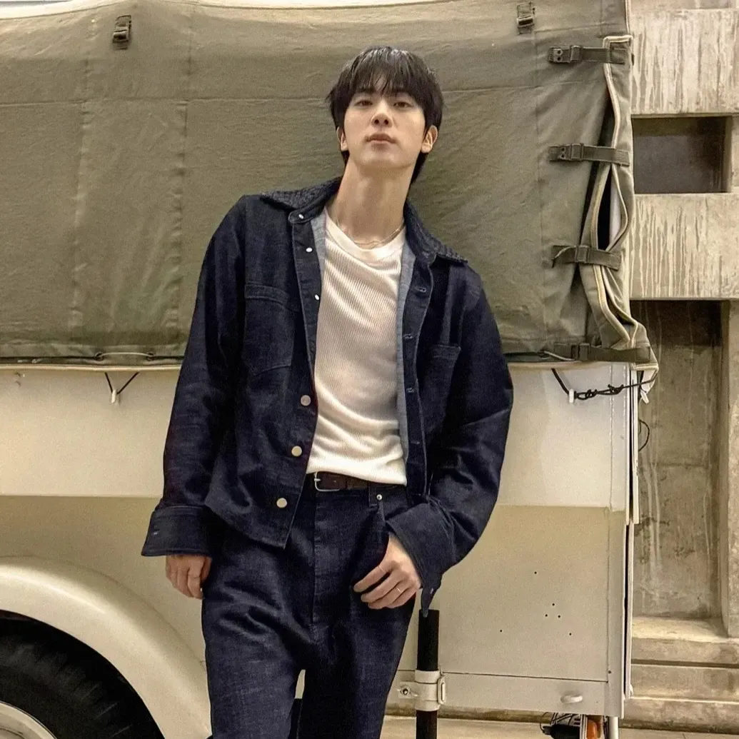 A moment captured by Jin (BTS)'s fan