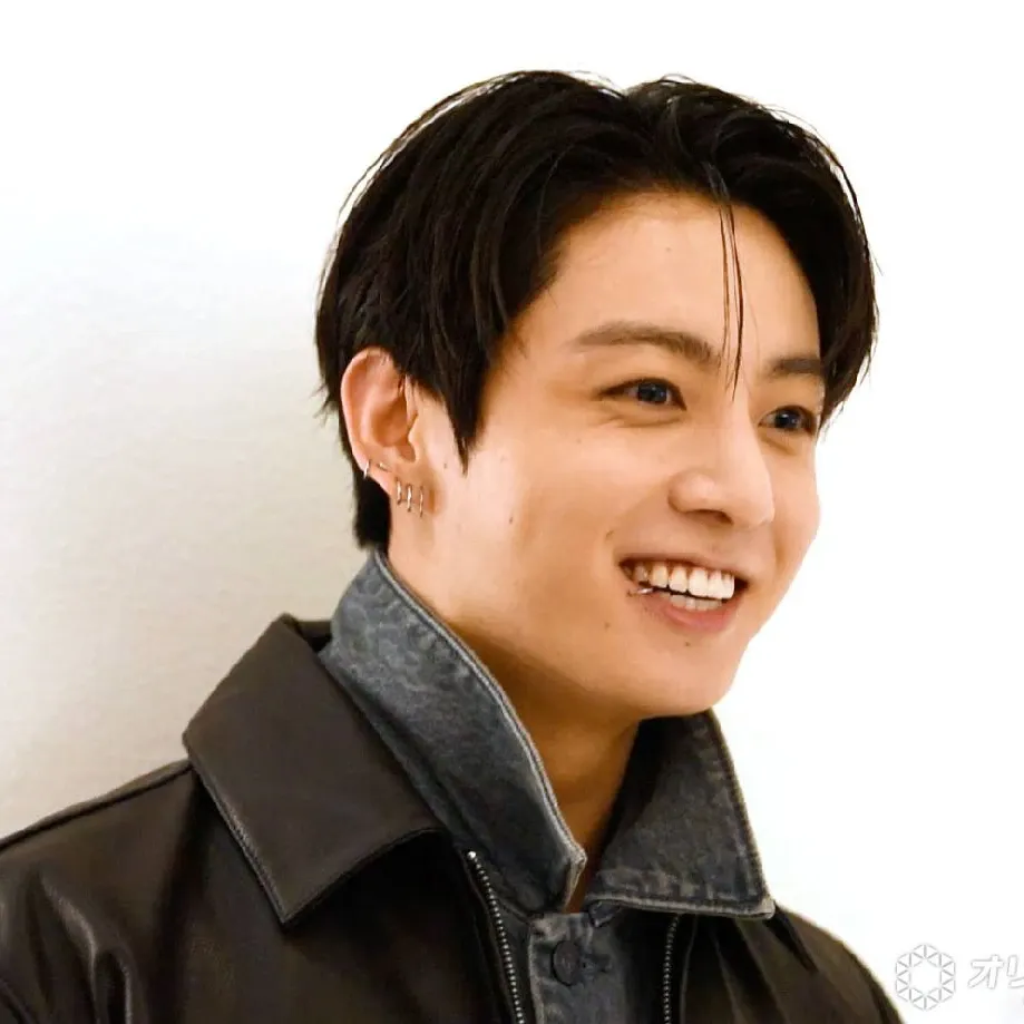 Foto aktivitas terbaru Jungkook (BTS)