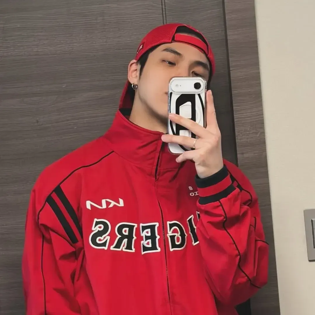 Latest photo of BX (CIX)