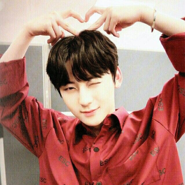 Behind-the-scenes cut of Hwang Minhyun