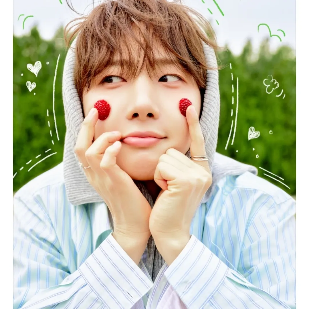A moment captured by Hui (PENTAGON)'s fan