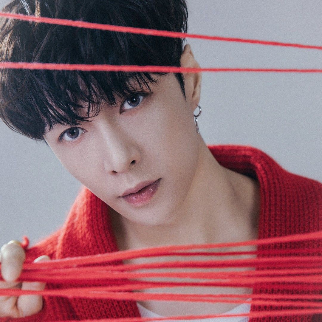 Behind-the-scenes cut of Lay (EXO)