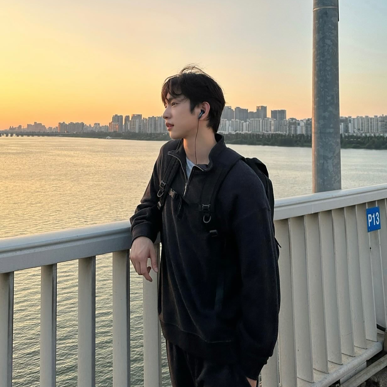A moment captured by Jinyoung (GOT7)'s fan