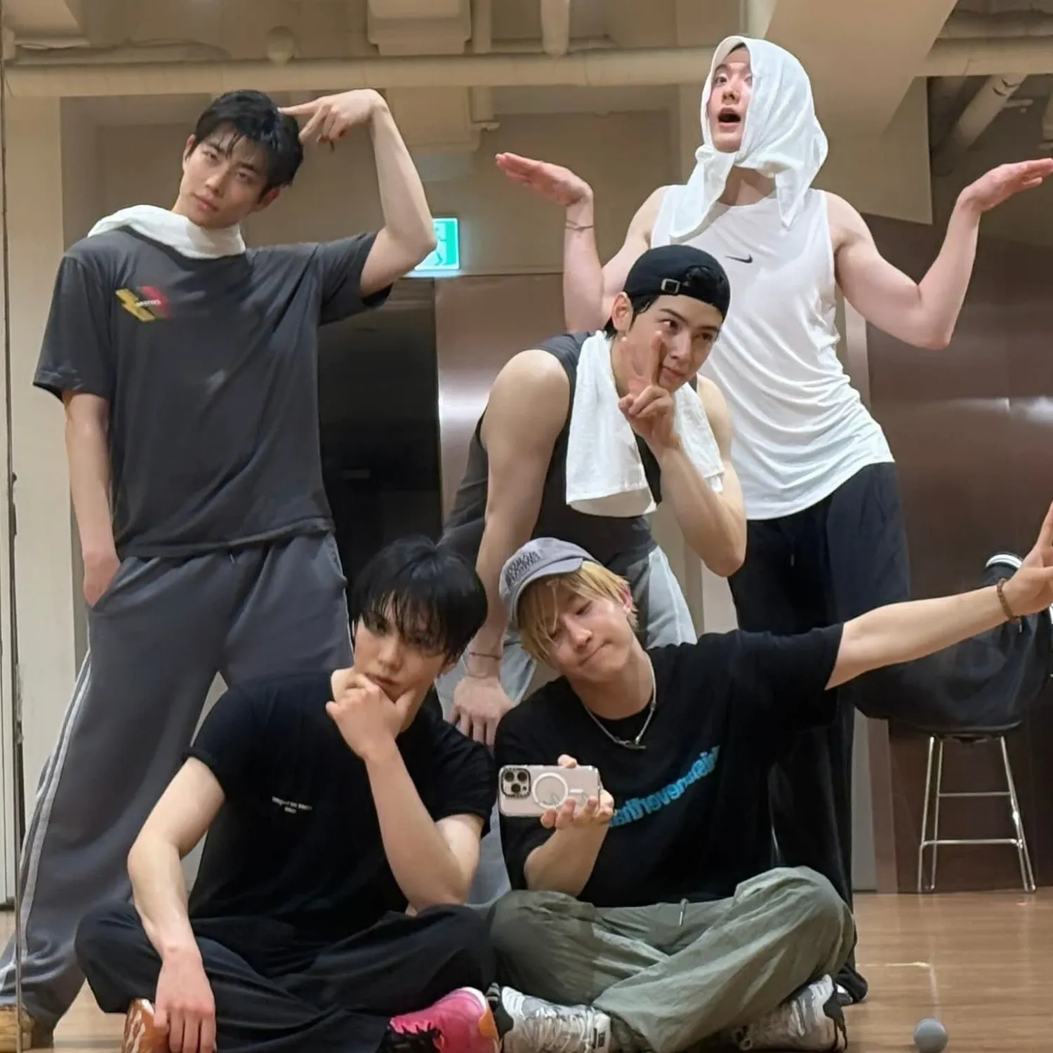 Behind-the-scenes cut of MJ (ASTRO)