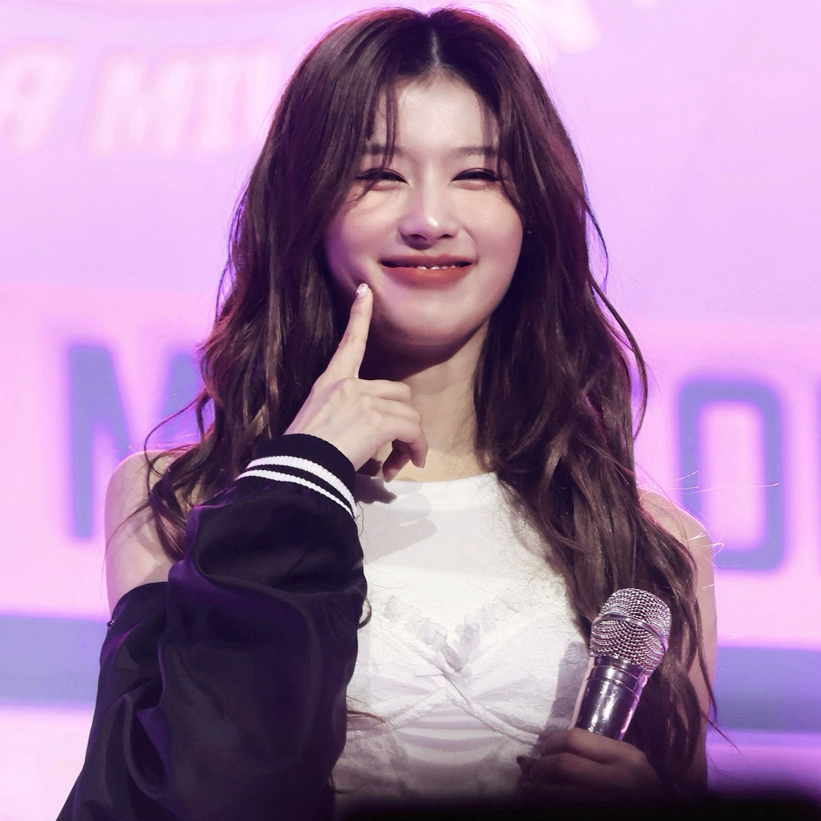 Latest photo of Sana (TWICE)