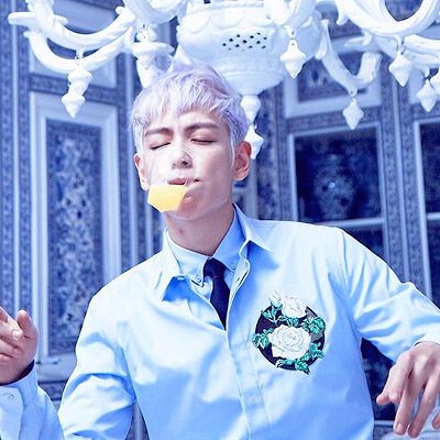 A moment captured by T.O.P's fan