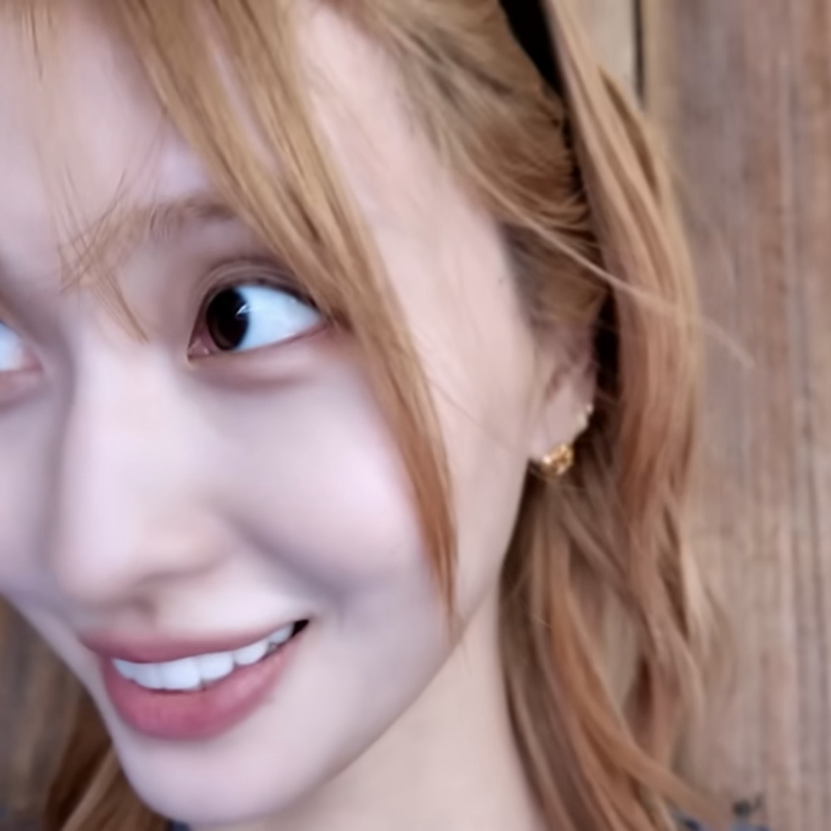 Foto aktivitas terbaru Momo (TWICE)