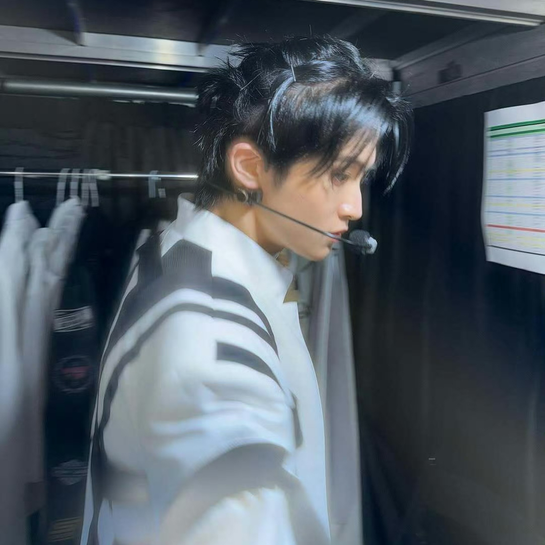 A moment captured by Mark (NCT 127, NCT DREAM)'s fan