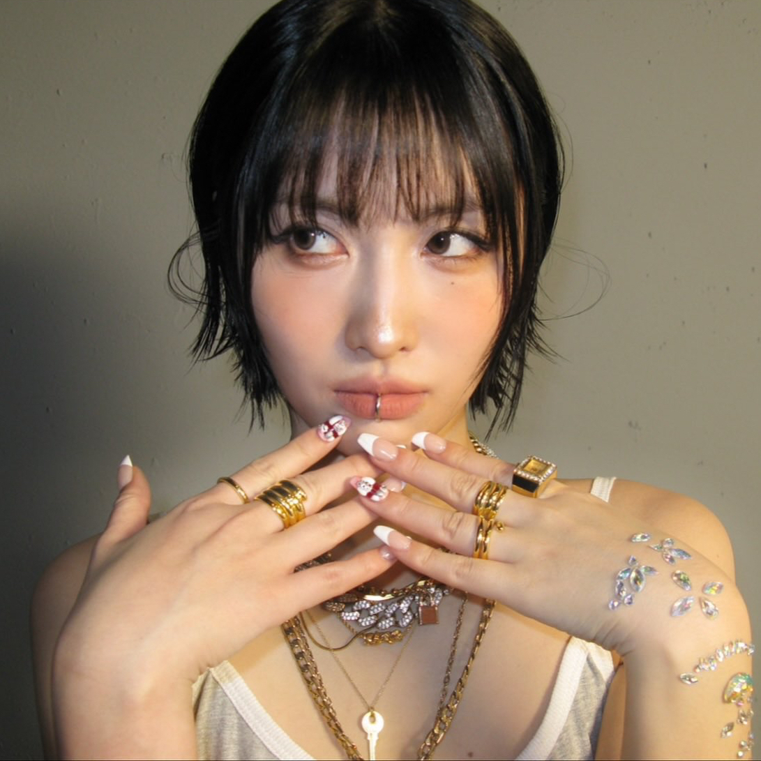 Behind-the-scenes cut of Momo (TWICE)