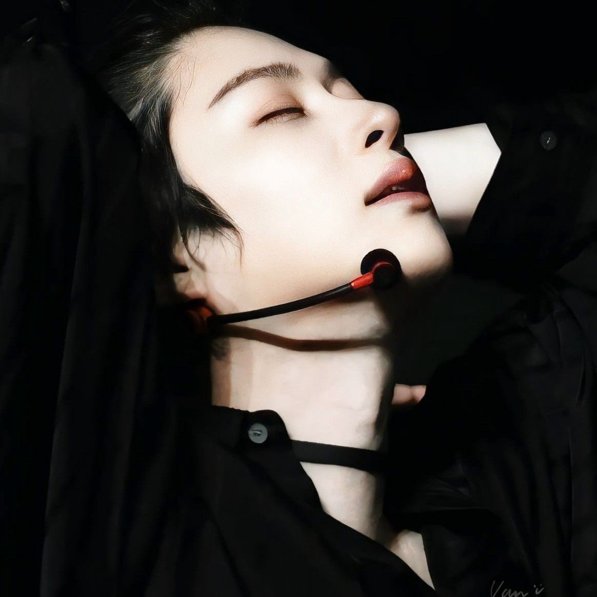 Behind-the-scenes cut of Heechul (Super Junior)