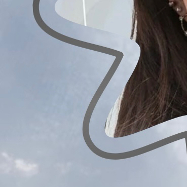 A moment captured by Monday (Weeekly)'s fan