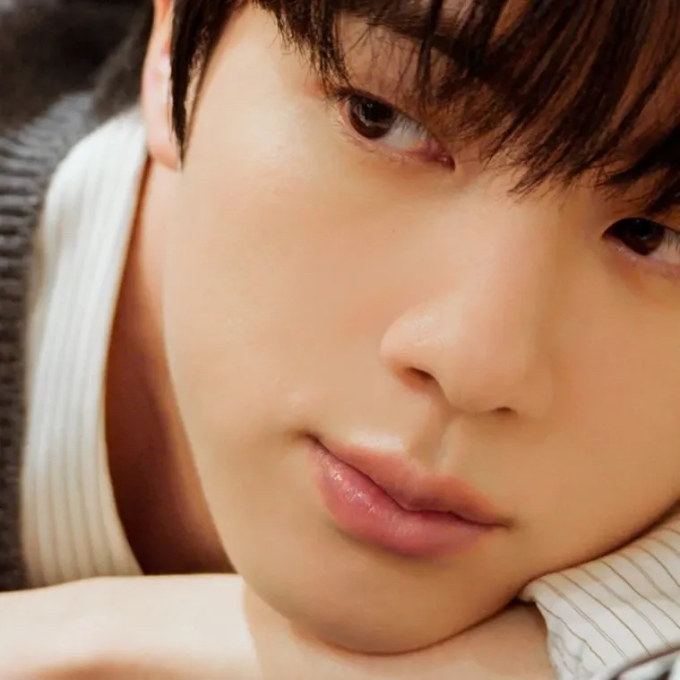 Foto aktivitas terbaru Jin (BTS)