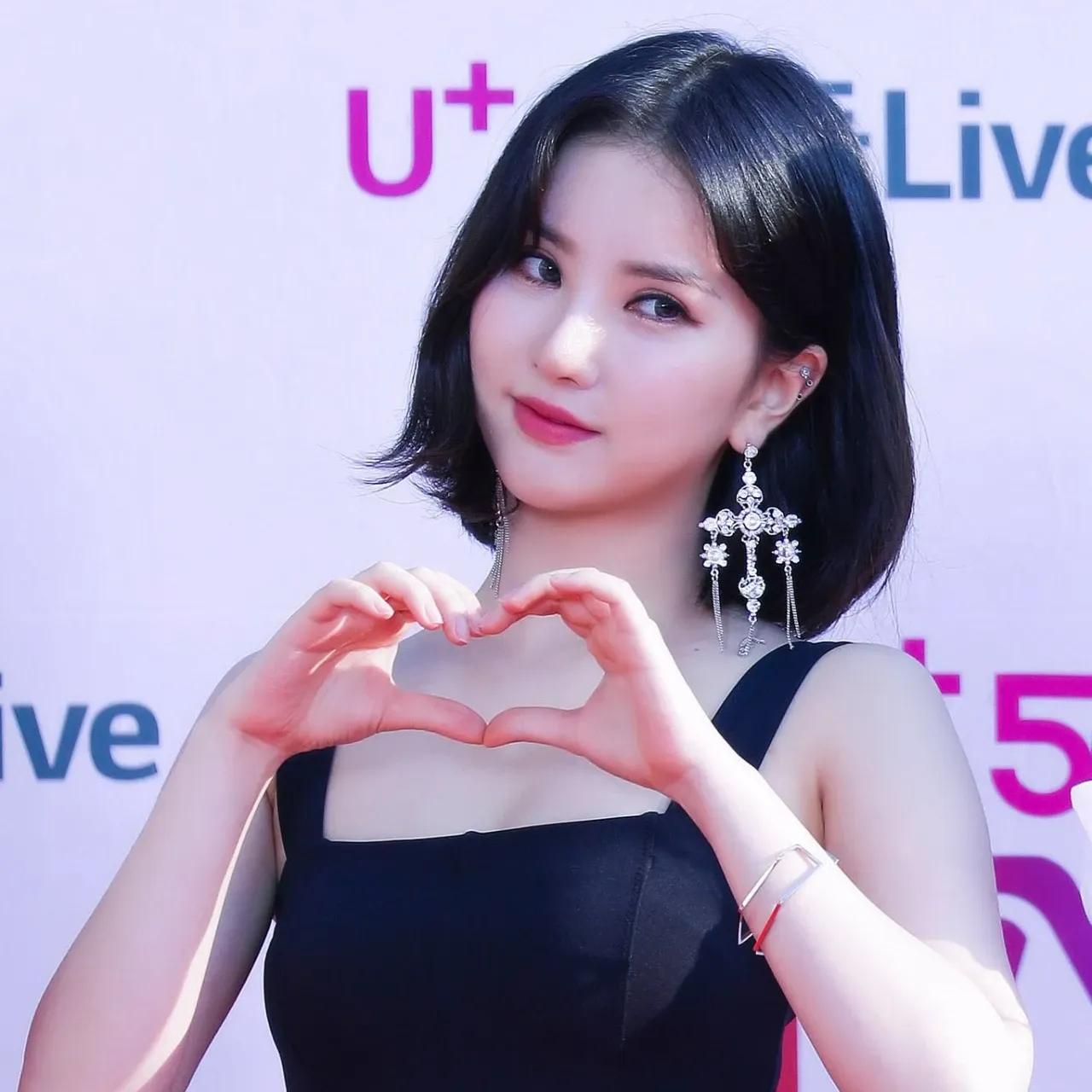 Behind-the-scenes cut of VIVIZ