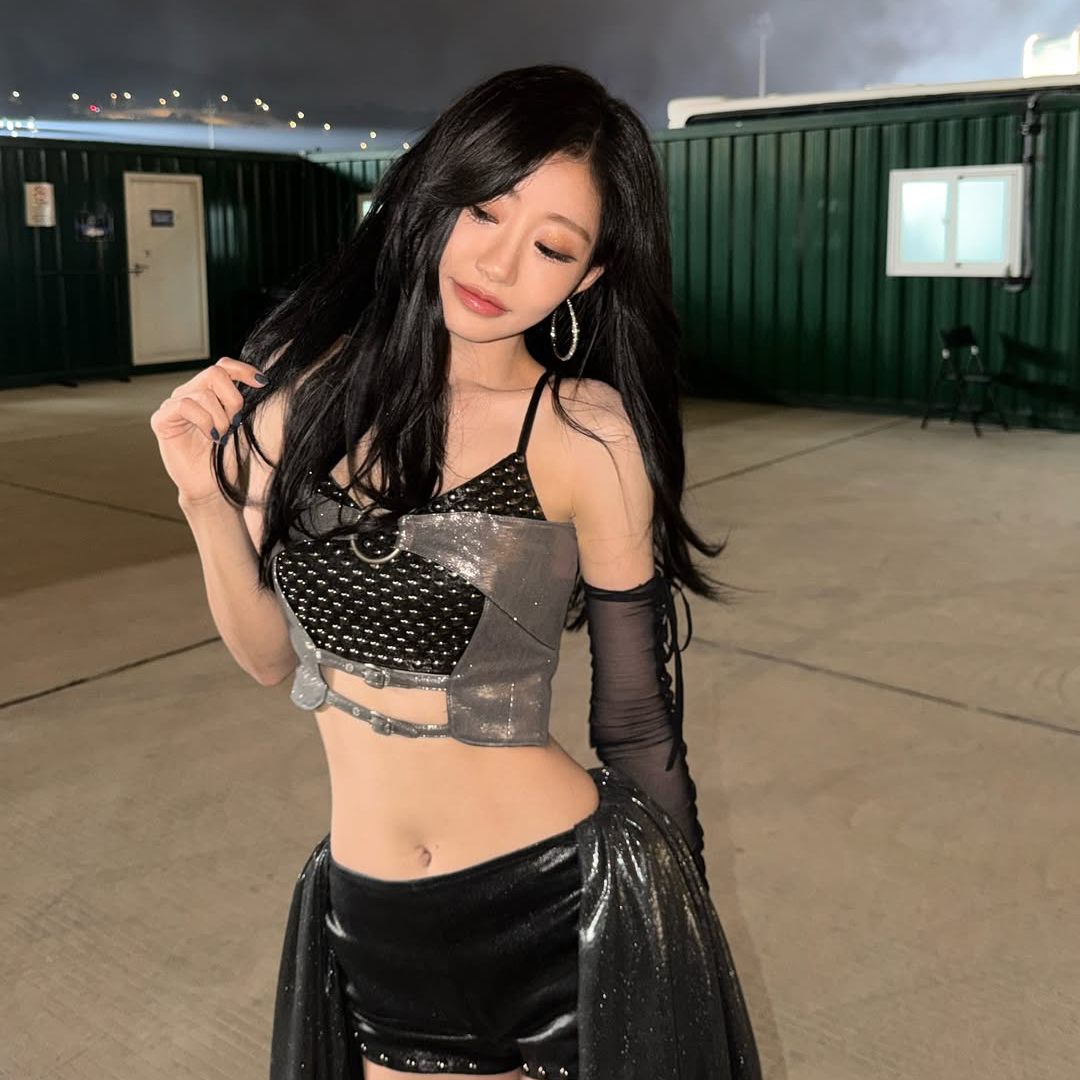 Behind-the-scenes cut of Julie (KISS OF LIFE)