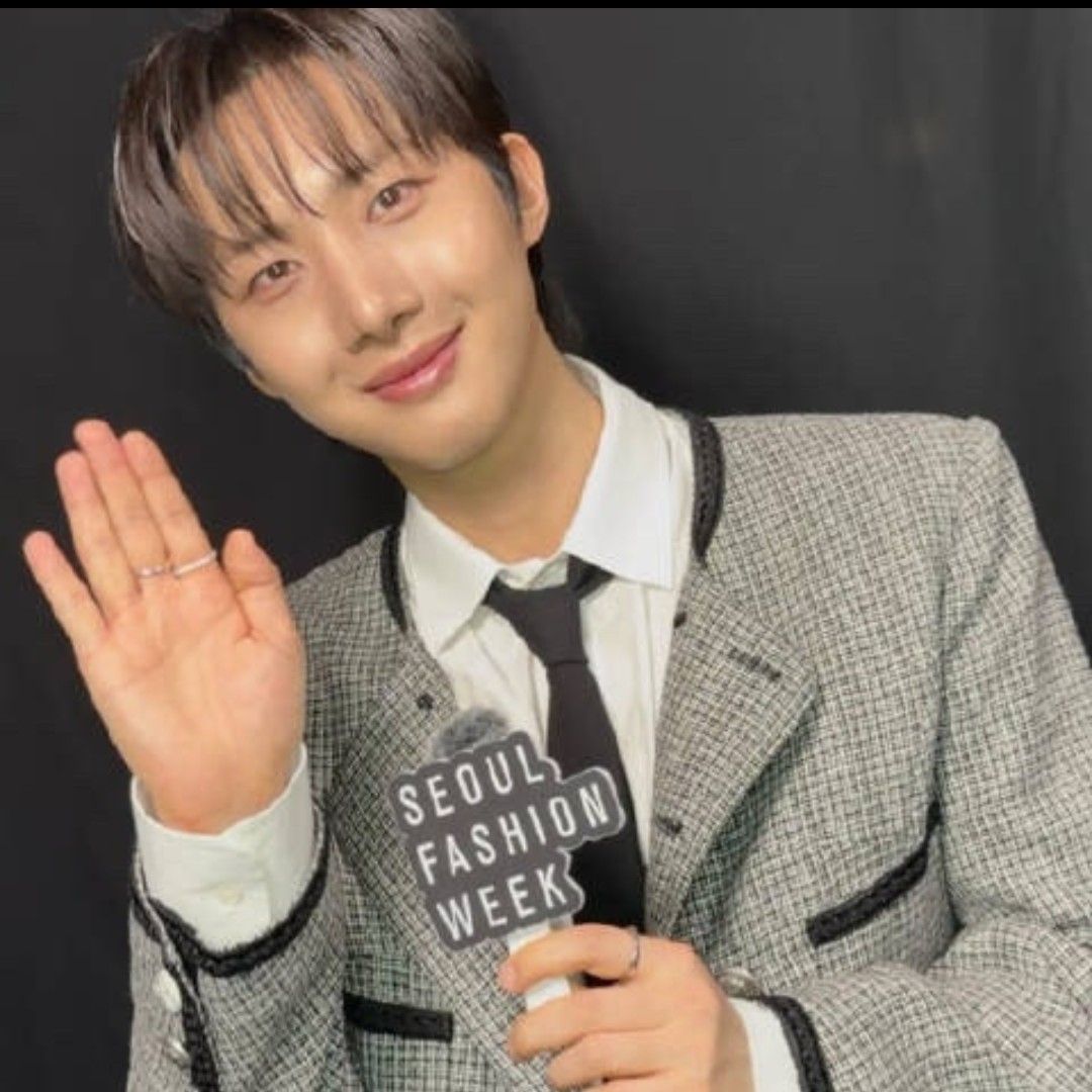 Recent activity shot of Hui (PENTAGON)