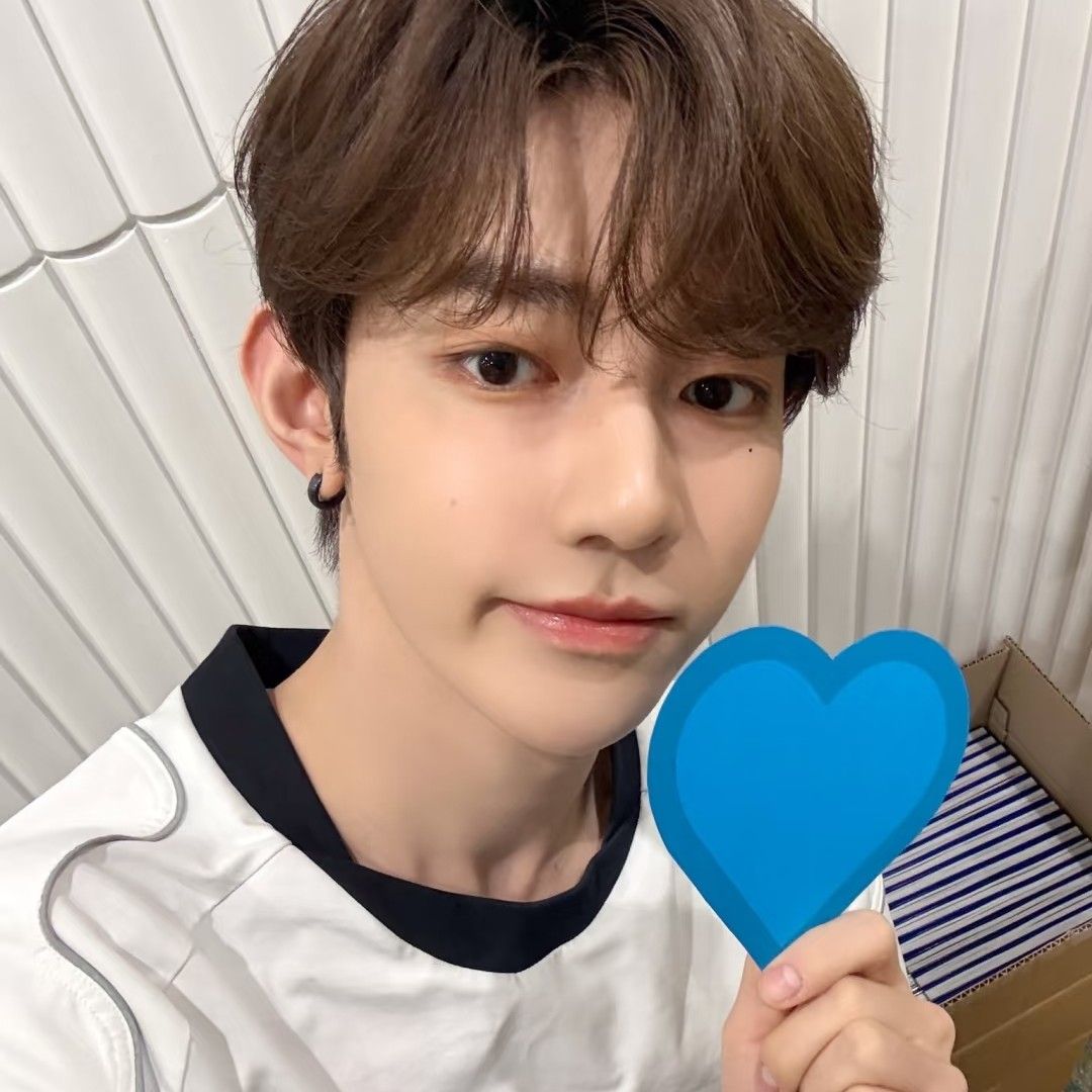 Behind-the-scenes cut of Zhang Hao (ZEROBASEONE)