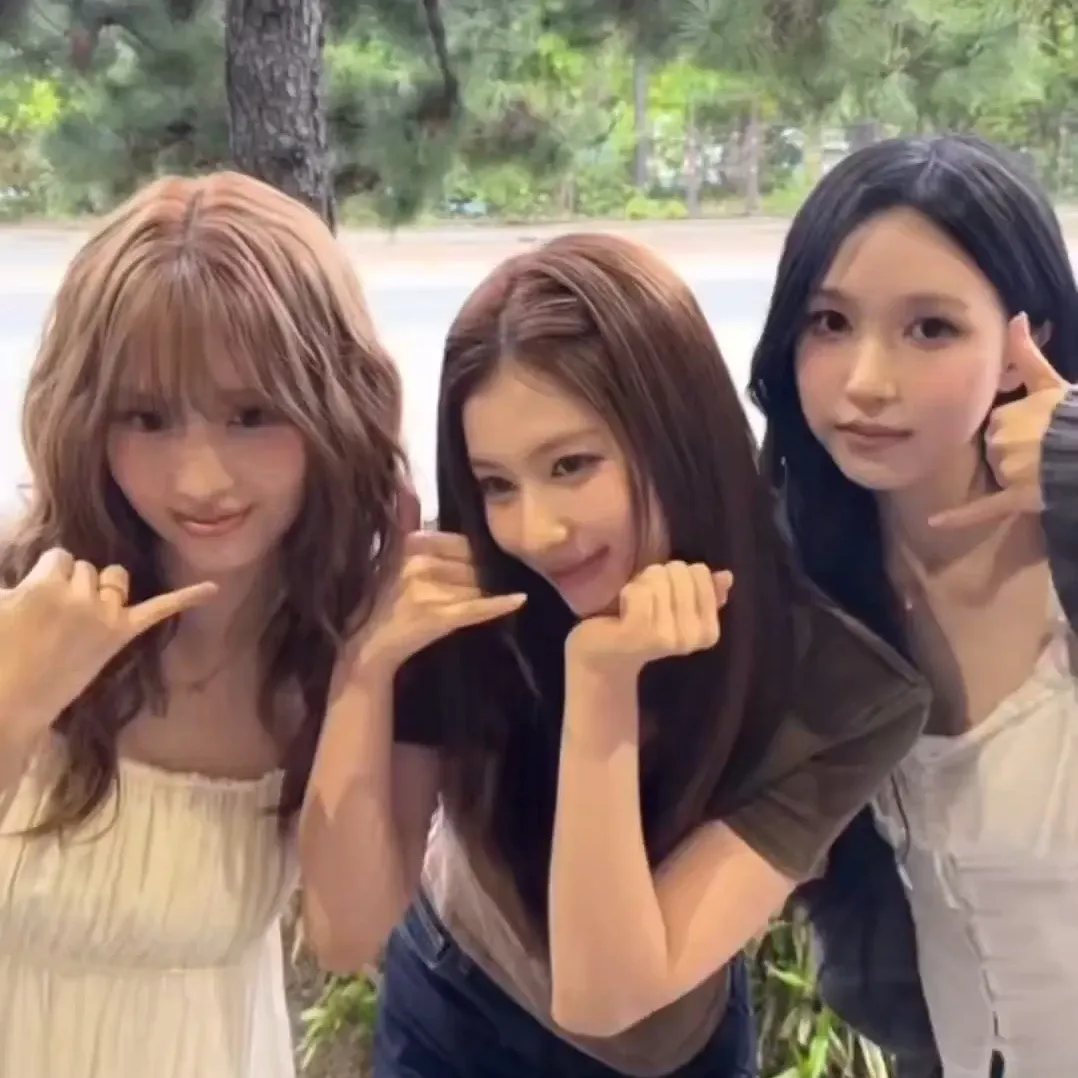 Foto aktivitas terbaru Momo (TWICE)