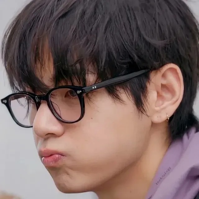 뷔 (방탄소년단)의 최신 사진