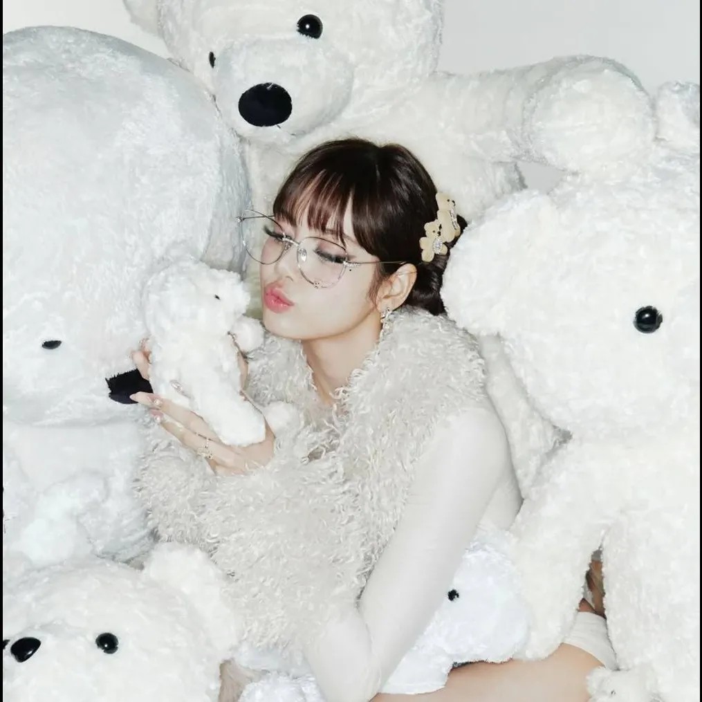 Foto aktivitas terbaru Lisa (BLACKPINK)