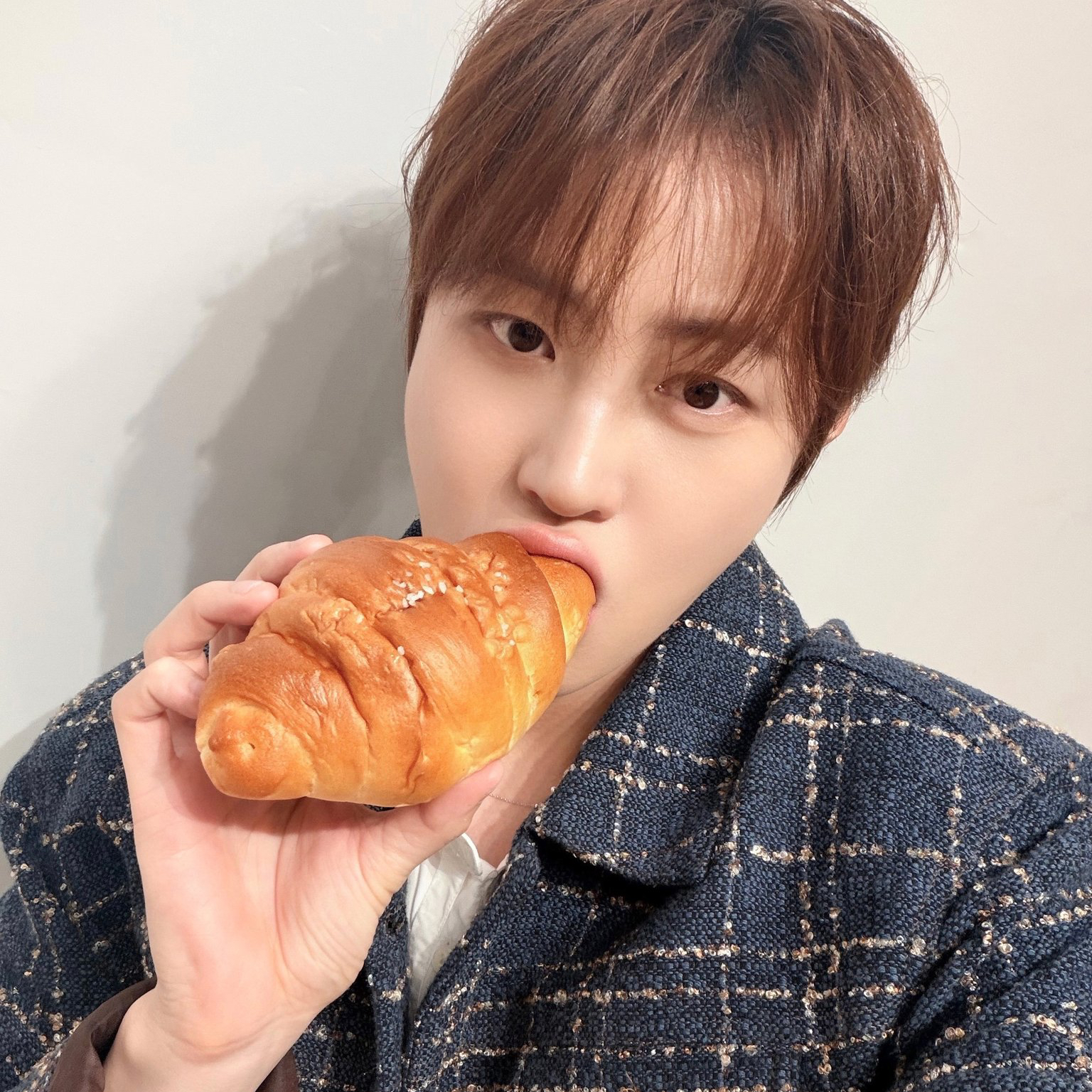 A moment captured by Ha Sungwoon's fan