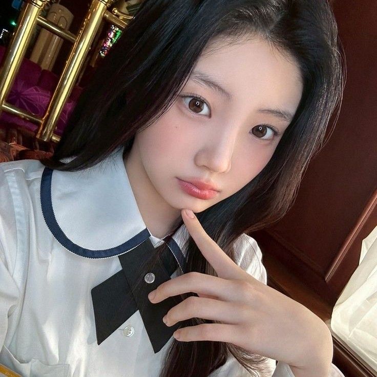 Behind-the-scenes cut of ILLIT