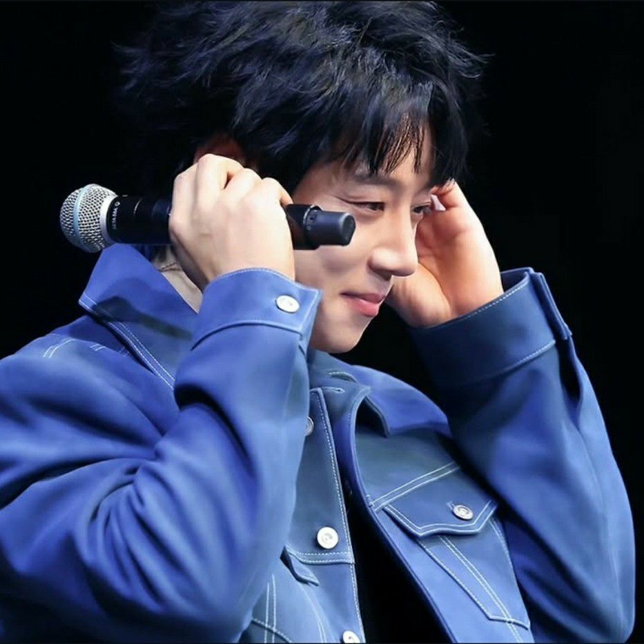 A moment captured by Hwang Chiyeol's fan