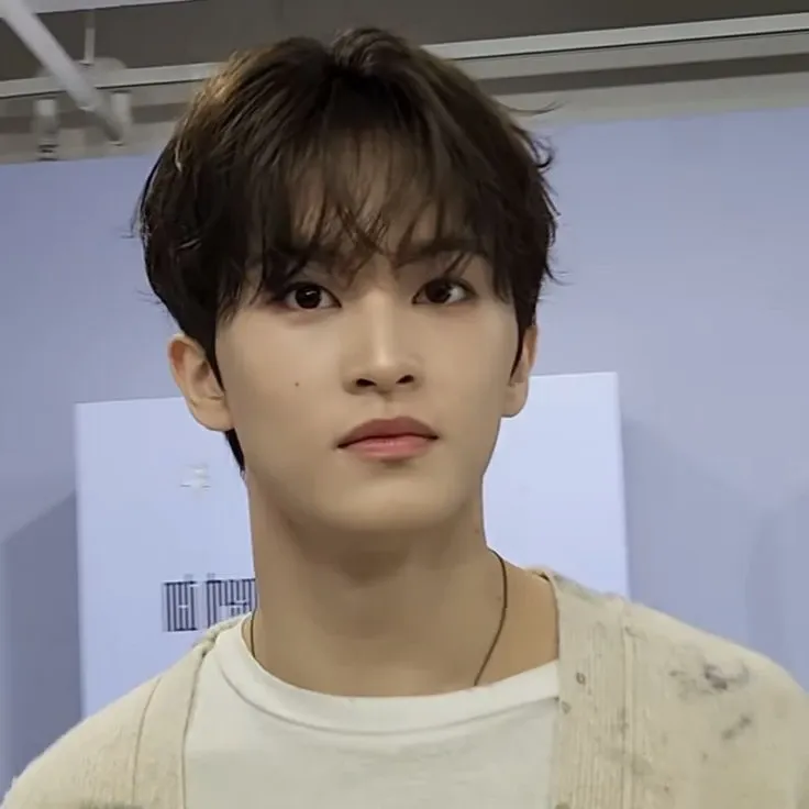 Behind-the-scenes cut of Mark