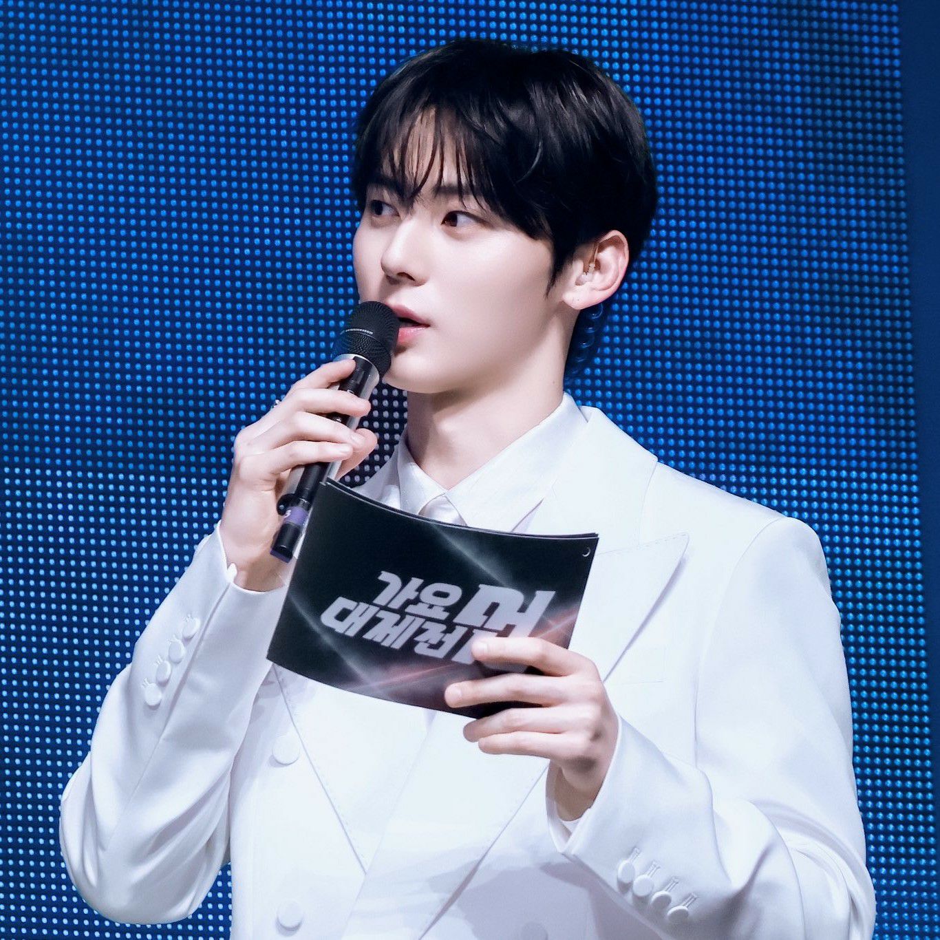 A moment captured by Hwang Minhyun's fan