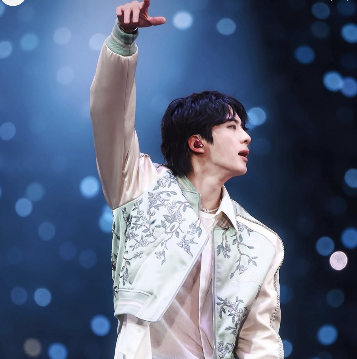 Behind-the-scenes cut of Jin (BTS)