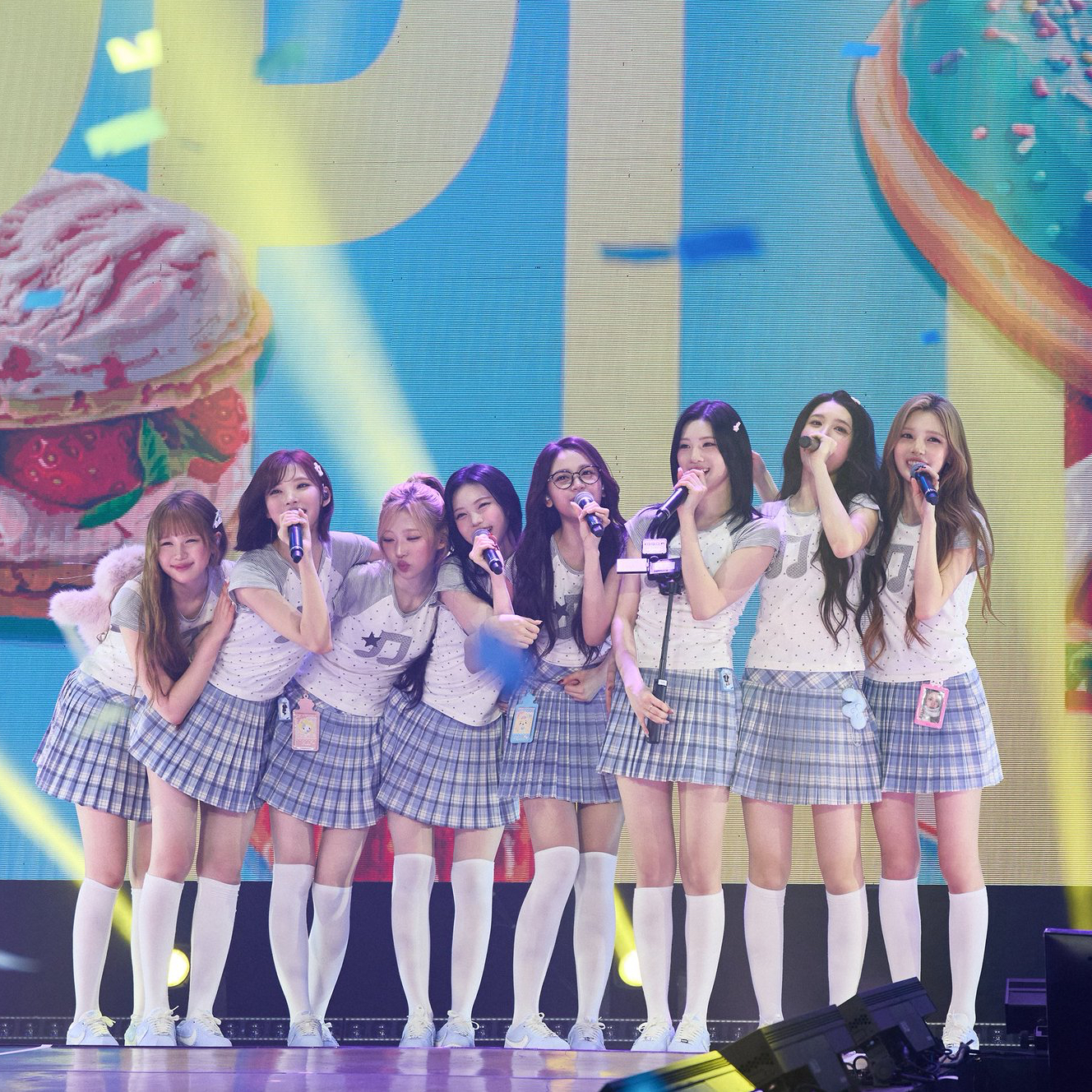 Behind-the-scenes cut of Hearts2Hearts