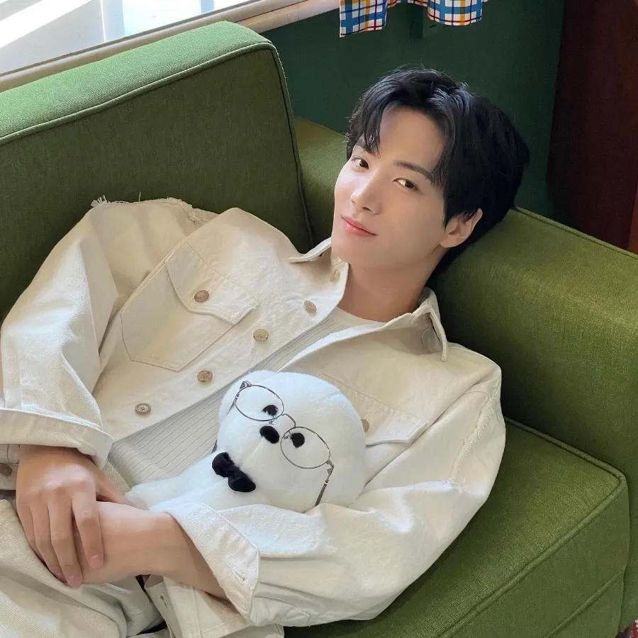 A moment captured by Kim Jonghyeon's fan