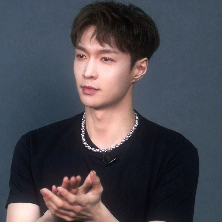 Behind-the-scenes cut of Lay (EXO)