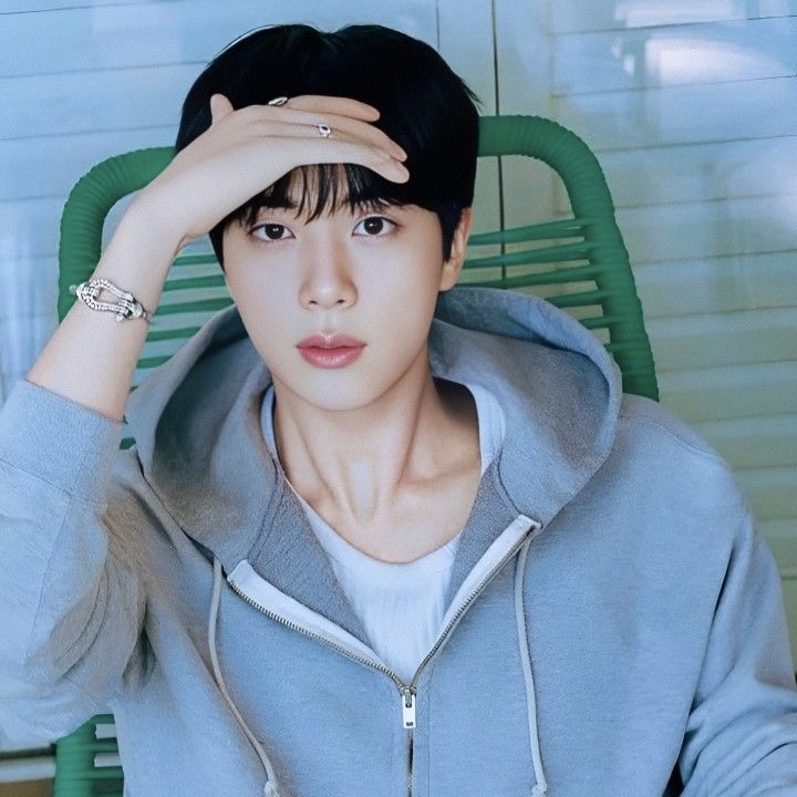 Foto aktivitas terbaru Jin (BTS)